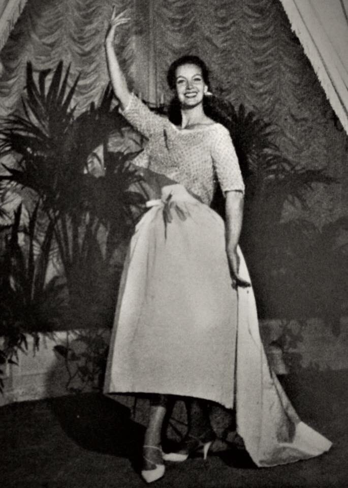 MFTodasMGuerra2's tweet photo. Nuestra bellísima Doña portando un diseño de #ysl genio creativo en 1959 de la Maison #Dior mismo modelo que uso en común con la Reina #farahdiba #mexicanauniversal #mariafelix #iconodemoda #ladoña #maríabonita #hautecouture #altacostura #runway #fashion #yvessaintlaurent https://t.co/OWh05cwWRc