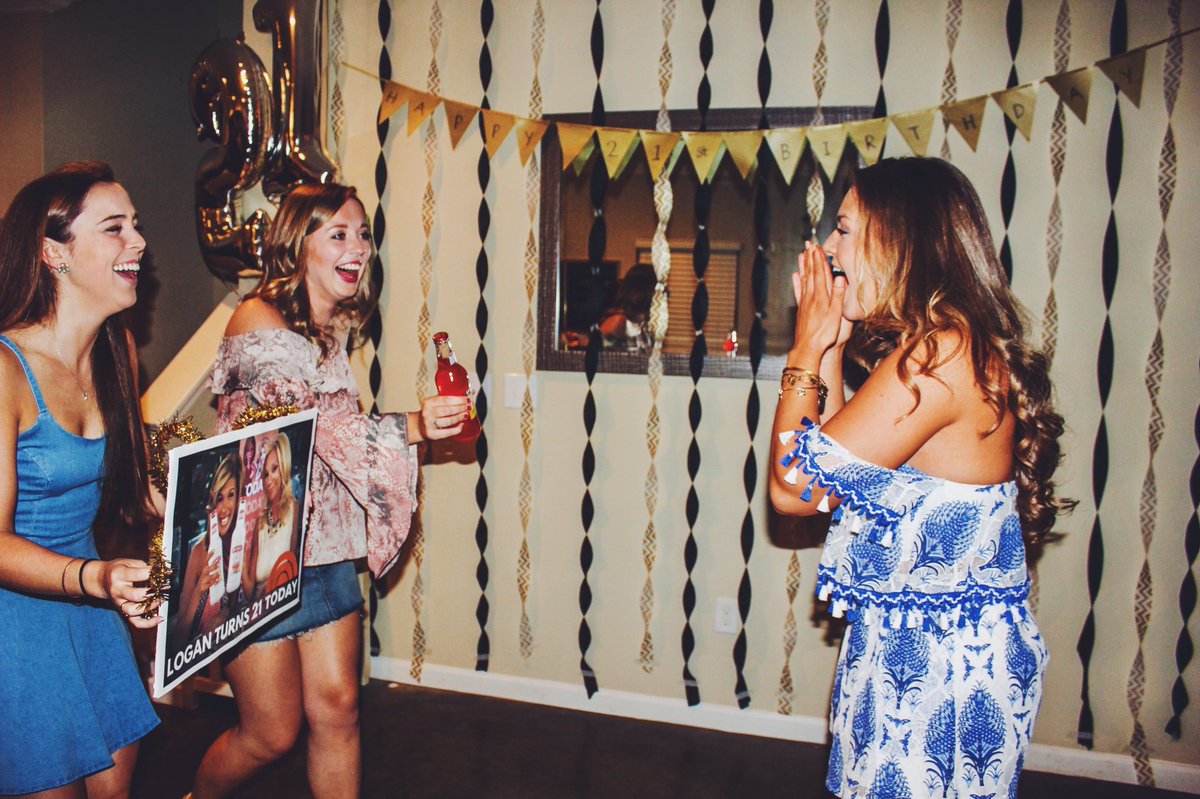 LoganMartinn's tweet photo. if you know me, you know i cried tears of happiness when my friends surprised me with my 21st birthday sign... @klgandhoda are my favorite duo of all time and there's truly nothing that makes me happier than watching the @TODAYshow !!!! @hodakotb @KathieLGifford https://t.co/T5MNiIwSvF