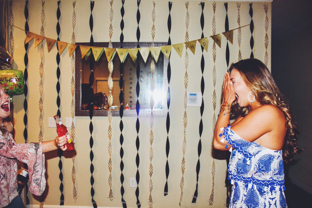 LoganMartinn's tweet photo. if you know me, you know i cried tears of happiness when my friends surprised me with my 21st birthday sign... @klgandhoda are my favorite duo of all time and there's truly nothing that makes me happier than watching the @TODAYshow !!!! @hodakotb @KathieLGifford https://t.co/T5MNiIwSvF