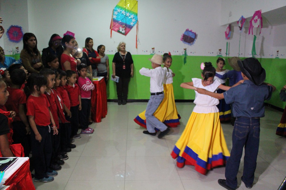 FNNSimon's tweet photo. Durante la exposición del libro que se está realizando en el auditorio Simón Rodríguez de la @FNNSimon, niñas y niños de la C.D.N El Manantial interpretaron El Pajarillo. #SomosFnns #VamosVenezuela @magallyvina https://t.co/2NaHI7Isuc