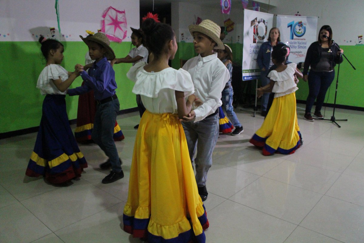 FNNSimon's tweet photo. Durante la exposición del libro que se está realizando en el auditorio Simón Rodríguez de la @FNNSimon, niñas y niños de la C.D.N El Manantial interpretaron El Pajarillo. #SomosFnns #VamosVenezuela @magallyvina https://t.co/2NaHI7Isuc