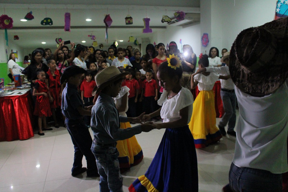 FNNSimon's tweet photo. Durante la exposición del libro que se está realizando en el auditorio Simón Rodríguez de la @FNNSimon, niñas y niños de la C.D.N El Manantial interpretaron El Pajarillo. #SomosFnns #VamosVenezuela @magallyvina https://t.co/2NaHI7Isuc