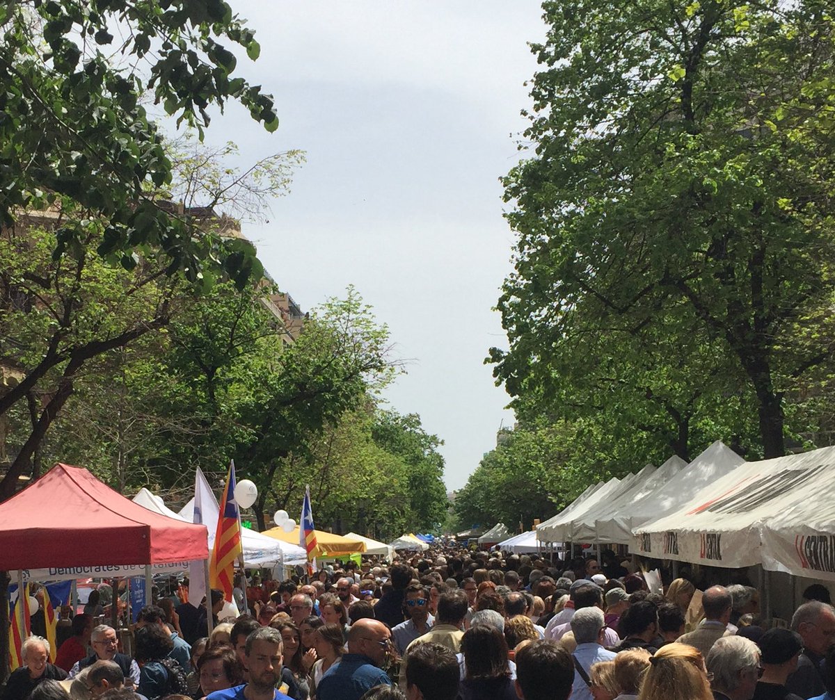 Bon Sant Jordi! Jornada festiva a Sant Esteve amb els carrers plens de roses, llibres i visitans que han omplert com mai el nostre poble. Us esperem a la nosta festa major.

<a href="/st_esteveroures/">Ajuntament de Sant Esteve de les Roures</a> <a href="/MnSantEsteveR/">Mossèn Sant Esteve de les Roures</a> <a href="/alcaldiastestev/">Alcalde SANT ESTEVE DELS ROURES</a>
