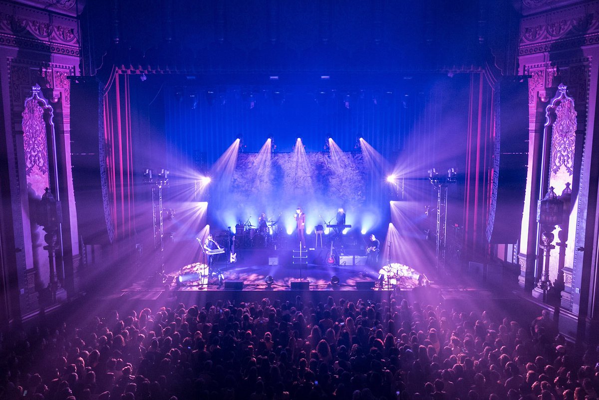 TheRobeWay's tweet photo. Great new shots of the Matthieu Larivee #LuzStudio #lightingdesign for the #Børns #BlueMadonnaTour with @Robelighting #MegaPointe luminaires in the tour rig supplied by @UpstagingInc. (📸 Steven Carlson) #therobeway #robelighting #robeintherig #robeontour #upstaging https://t.co/mMPuotoJID