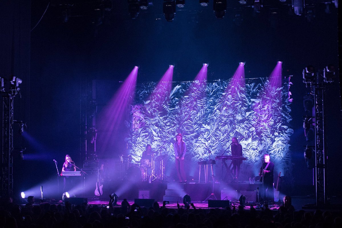 TheRobeWay's tweet photo. Great new shots of the Matthieu Larivee #LuzStudio #lightingdesign for the #Børns #BlueMadonnaTour with @Robelighting #MegaPointe luminaires in the tour rig supplied by @UpstagingInc. (📸 Steven Carlson) #therobeway #robelighting #robeintherig #robeontour #upstaging https://t.co/mMPuotoJID
