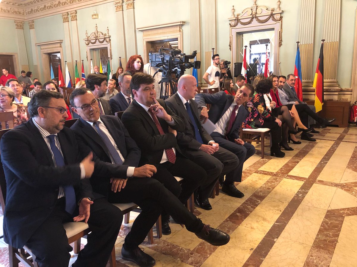 DipuHU's tweet photo. #HuelvaEstadeModa!!. Esta mañana hemos recibido a los mejores #chefs de nuestro país y esta tarde a los mejores jugadores europeos de #Bádminton!!. @_Caraballo_ invita a todos los participantes a disfrutar de nuestra provincia!! https://t.co/1whHJAMvnX