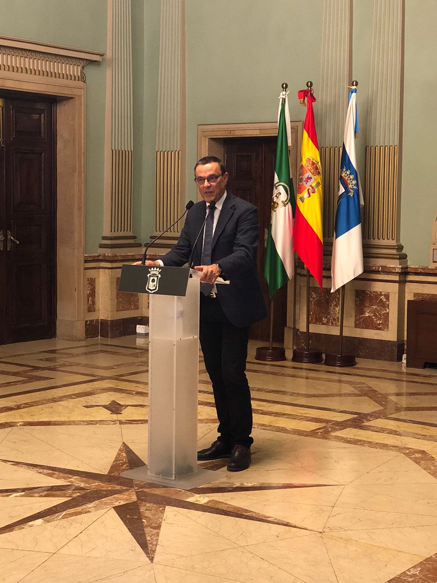 DipuHU's tweet photo. #HuelvaEstadeModa!!. Esta mañana hemos recibido a los mejores #chefs de nuestro país y esta tarde a los mejores jugadores europeos de #Bádminton!!. @_Caraballo_ invita a todos los participantes a disfrutar de nuestra provincia!! https://t.co/1whHJAMvnX