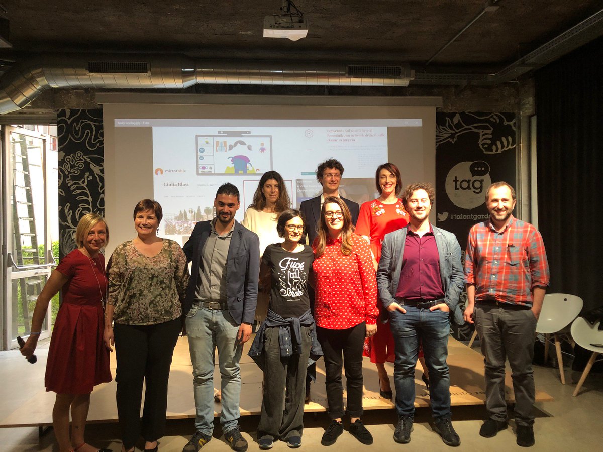 FunkyPrize's tweet photo. Finalisti e Giuria sul palco a festeggiare @MirrorableFTS il vincitore 2017-2018 del #FunkyPrize. Grazie perché osate il digitale, così come sarebbe piaciuto a Marco! https://t.co/lRkhpx2ozv