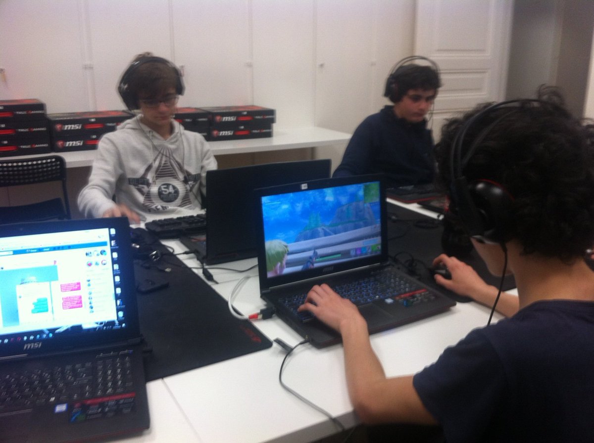 PHGesport's tweet photo. Ce soir, c'était la deuxième session des #MulhouseMasterClass ! Les jeunes ont pu découvrir l'esport et ses nombreux métiers, accompagnés de nos élèves !
Ici, découverte (ou redécouverte) du jeu #Fortnite ! @mulhouse https://t.co/9iefEBfDTv