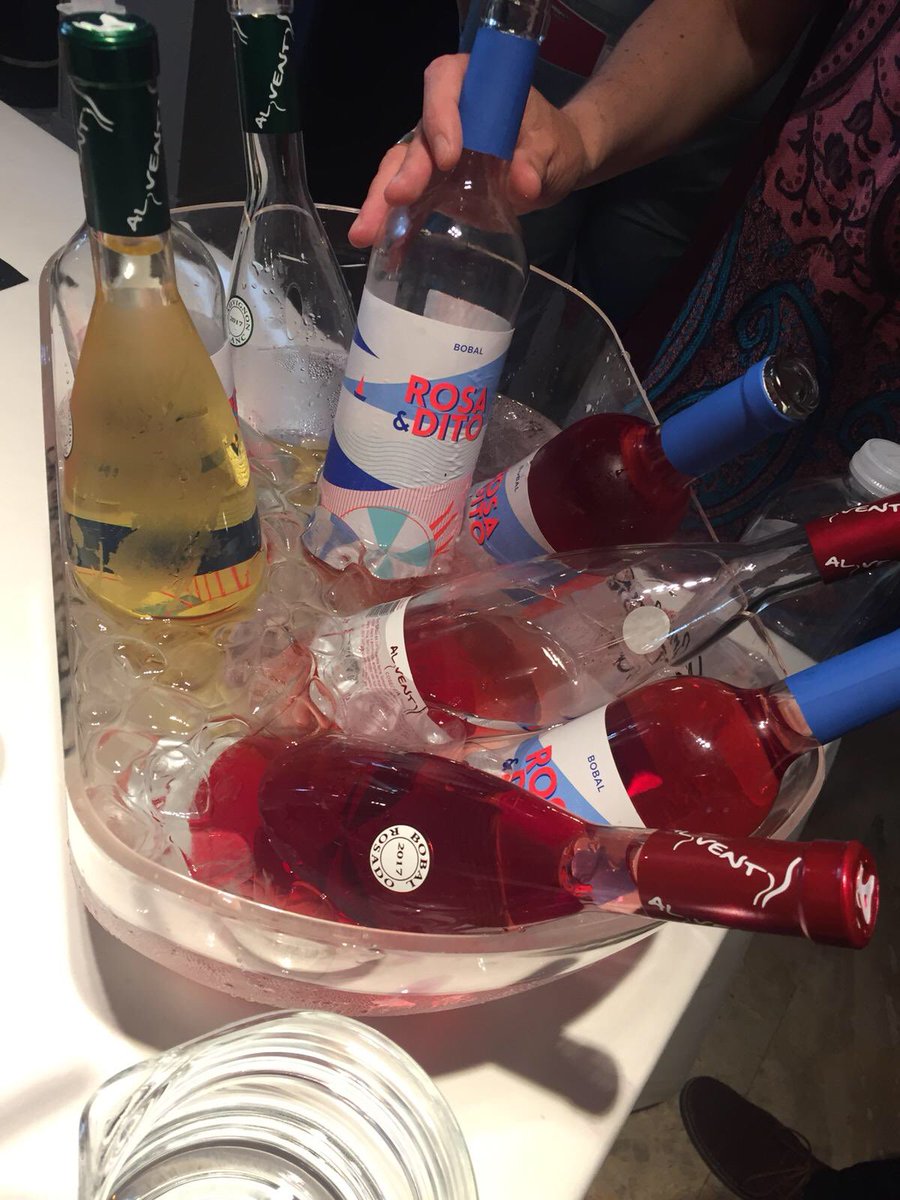 Bodegas_Covinas's tweet photo. Este lunes hemos llevado nuestros vinos a Madrid al Salón de los Vinos de la D.O. Utiel-Requena. #bobalmadrid 
No podía faltar el benjamín, Rosa &amp;Dito. @DOUtielRequena https://t.co/Cvt26u9DNY