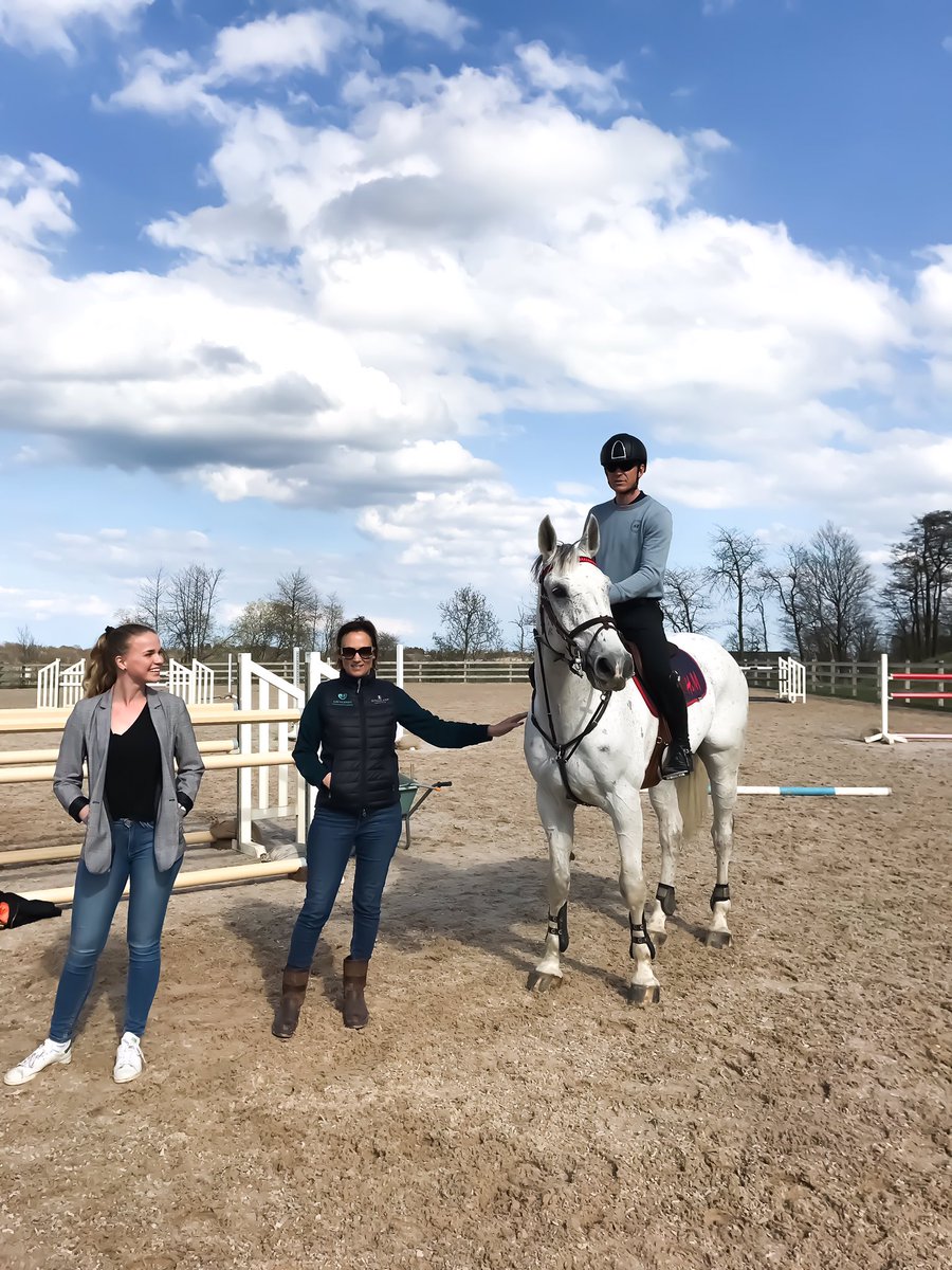 Lo21An's tweet photo. Jag sadlade om till ridsportsreporter och inledde veckan med att besöka paret Fredricson hemma på Grevlunda 🐎 

Ni följer väl Expressen-ridsport på Facebook?!👆🏻#ridsport https://t.co/lIsK2BvLug