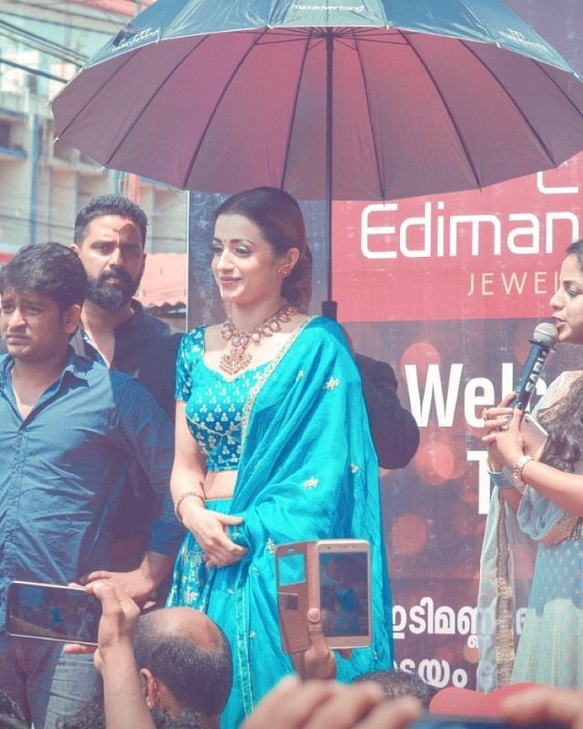 rameshlaus's tweet photo. Here is another nice pic of @trishtrashers from a Jewellery opening in #Kerala earlier in the day.. https://t.co/pWgoZlTbqQ