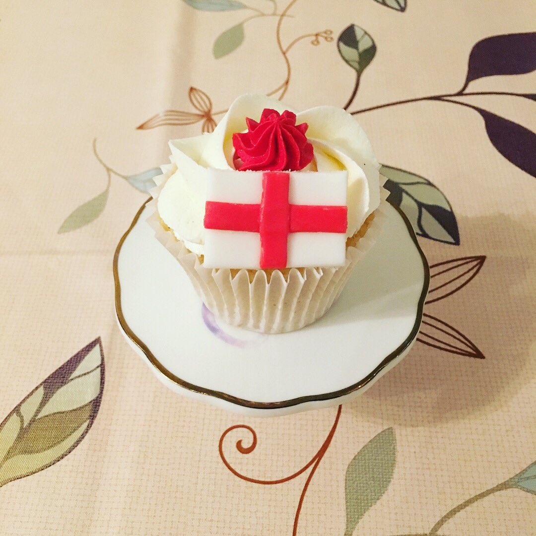 MyCakeHobby's tweet photo. St George’s Day Cupcakes #cupcakes #decoratedcupcakes #stgeorgesdaycupcakes #bakesale @suttons311 https://t.co/bAAZzgnj6H