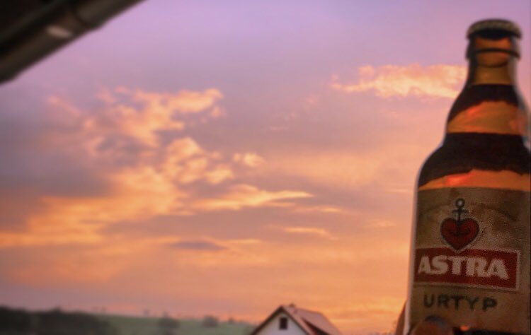 vampyyri777's tweet photo. Feierabend, Sonnenuntergang und Lieblingsbierchen. 
#TagDesDeutschenBieres #TagdesBieres #Weltastratag #astrabier #astra #urtyp #erfindedeineneigenenfeiertag https://t.co/5JktHZyHsl