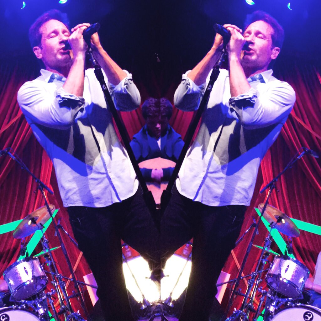 2018/04/22 - Tribeca Film Festival presents David Duchovny Live - Page 2 DbfNQNKXUAEe9th