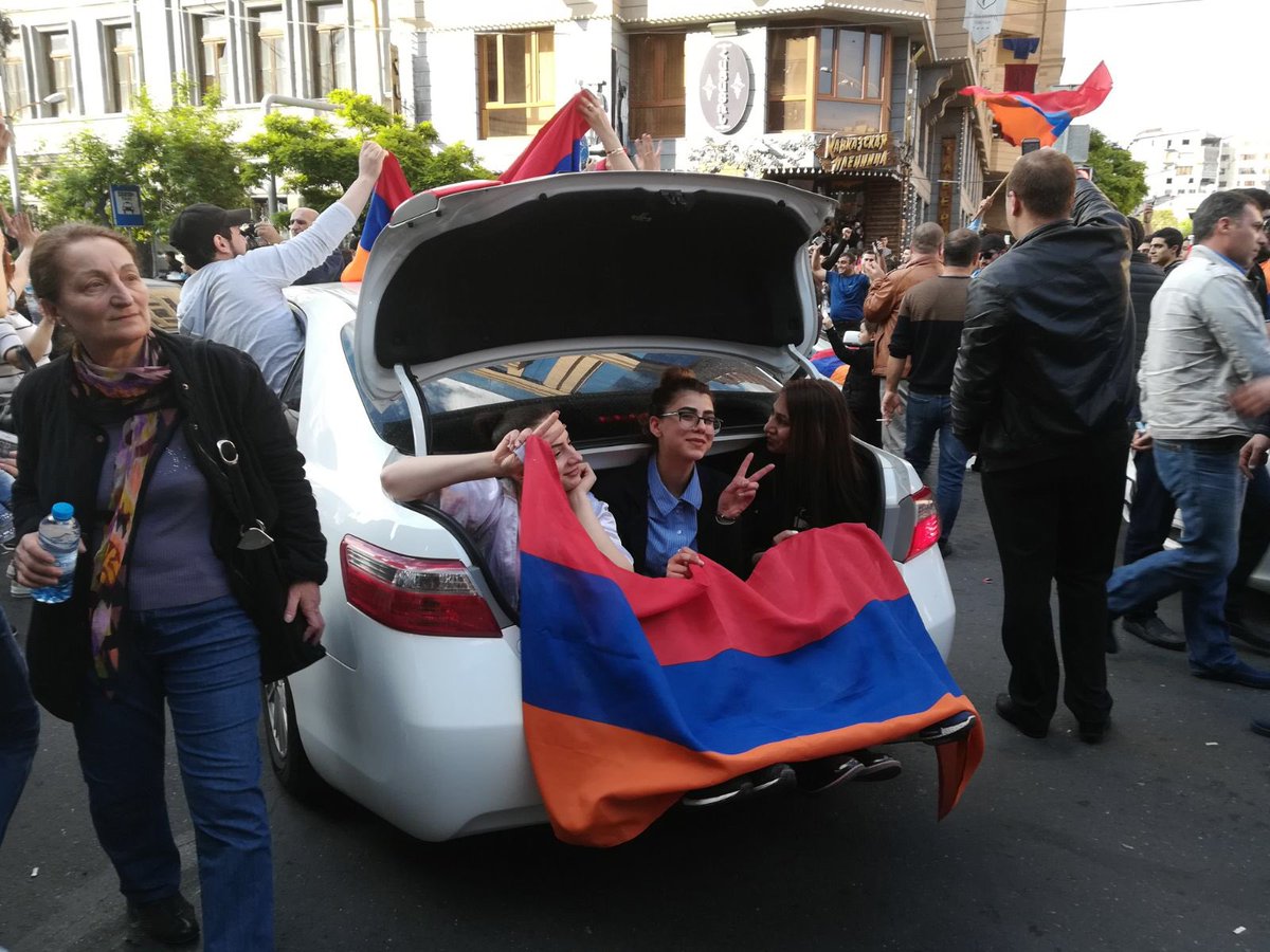 BlikOpeners's tweet photo. Het is feest in #Armenië! Onder druk van dagenlange protesten van de tienduizenden demonstranten is premier Serge Sarkisian opgestapt #VelvetRevolution. Foto’s: redacteur @mariijn https://t.co/CRSqKpnm1w