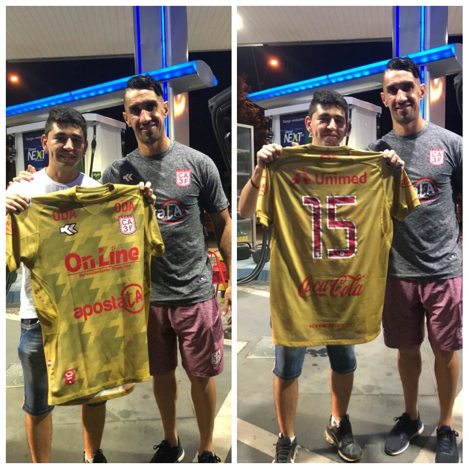 PABLOLEYESG's tweet photo. Otra más para la colección, gracias al amigo Delio Ojeda #DelioOjeda #15 #DO15 por la camiseta del #3DeFebrero 🔴🔴 #TigreDelEste #YaSon72 #VamosPorLos100 #AmigosQueTeDaElFútbol ⚽⚽ https://t.co/2Q203kjQVL