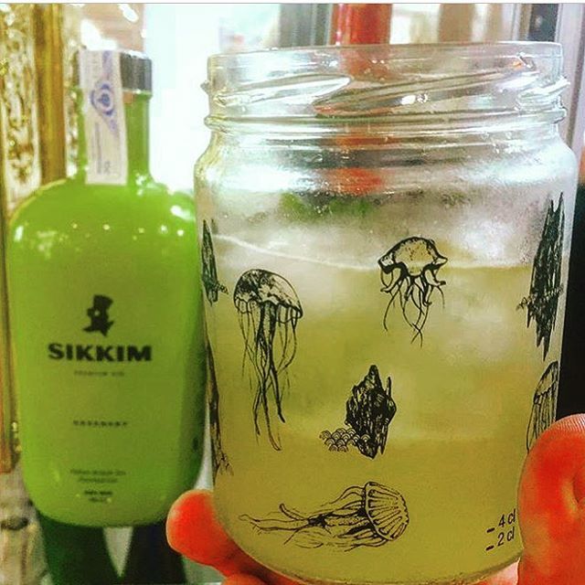 SikkimGin's tweet photo. Simplemente diferente. Intenso aromas y sabor de manzanas frescas con final de menta. Irresistible así es la nueva #sikkimgreenery By @y2jboli https://t.co/lEQ9cf3Shj