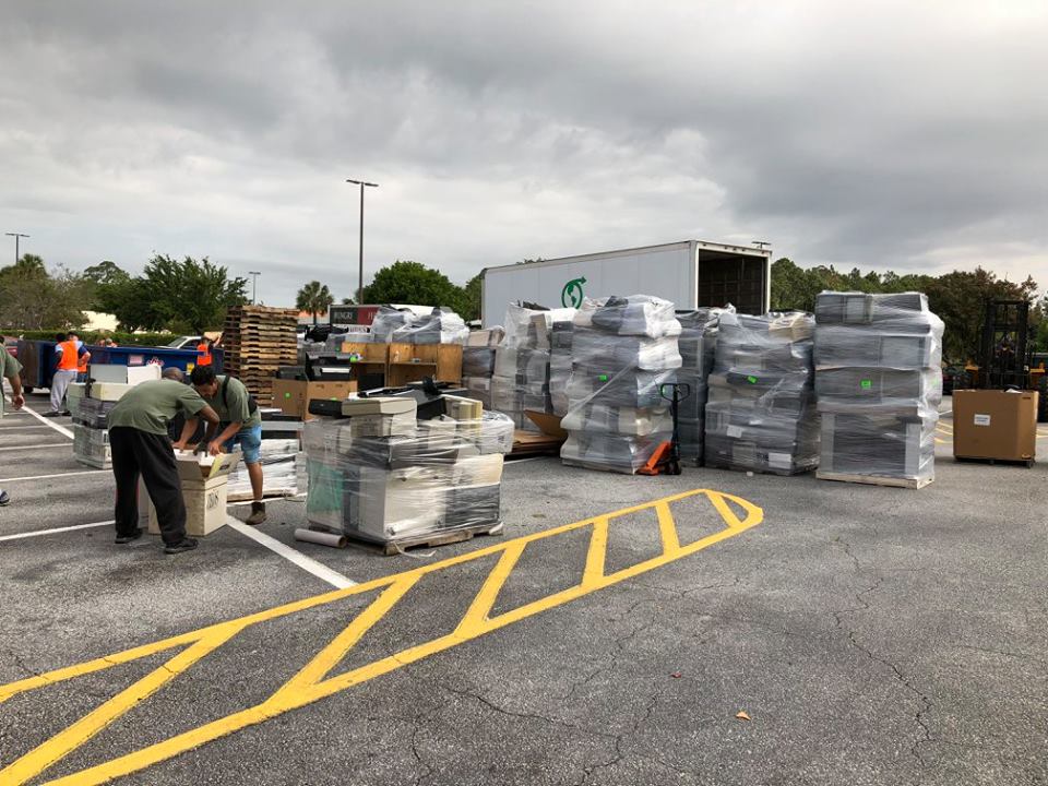 KeepGIBeautiful's tweet photo. WOW! In just 4 hours, a total of 585 automobiles passed through KGIB's annual electronics recycling and more event! TOGETHER we ARE making a difference! #KAB2018 #GAC2018 #cleanYOURblock https://t.co/CU3LJtyGNY