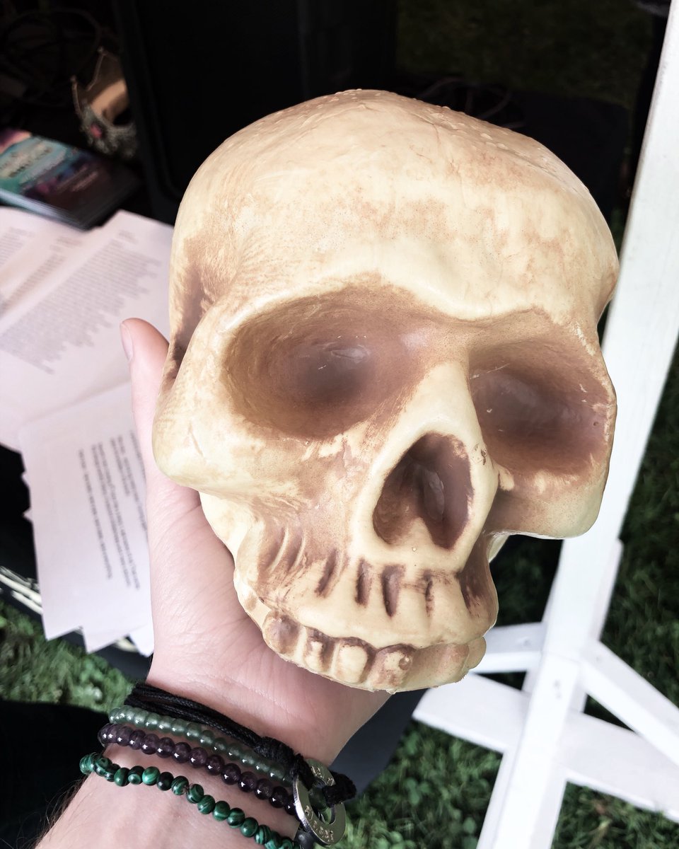 shakesqueerean's tweet photo. Alas, poor Yorick!
Hung out at the #BardsBirthdayBash until I had to leave for class. What a good way to procrastinate. https://t.co/NTCPdLcaXP