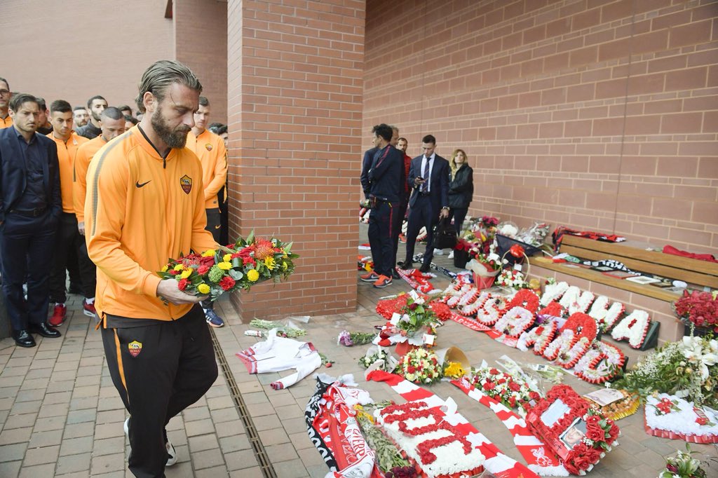 OfficialASRoma's tweet photo. 🙏 L’omaggio del capitano Daniele De Rossi e della squadra al memoriale dedicato alle vittime del disastro di Hillsborough, dove 29 anni fa, 96 tifosi del Liverpool persero la vita.

#ASRoma https://t.co/qRuOYfkqgs