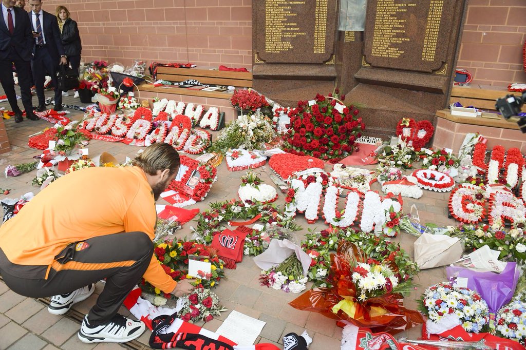 OfficialASRoma's tweet photo. 🙏 L’omaggio del capitano Daniele De Rossi e della squadra al memoriale dedicato alle vittime del disastro di Hillsborough, dove 29 anni fa, 96 tifosi del Liverpool persero la vita.

#ASRoma https://t.co/qRuOYfkqgs