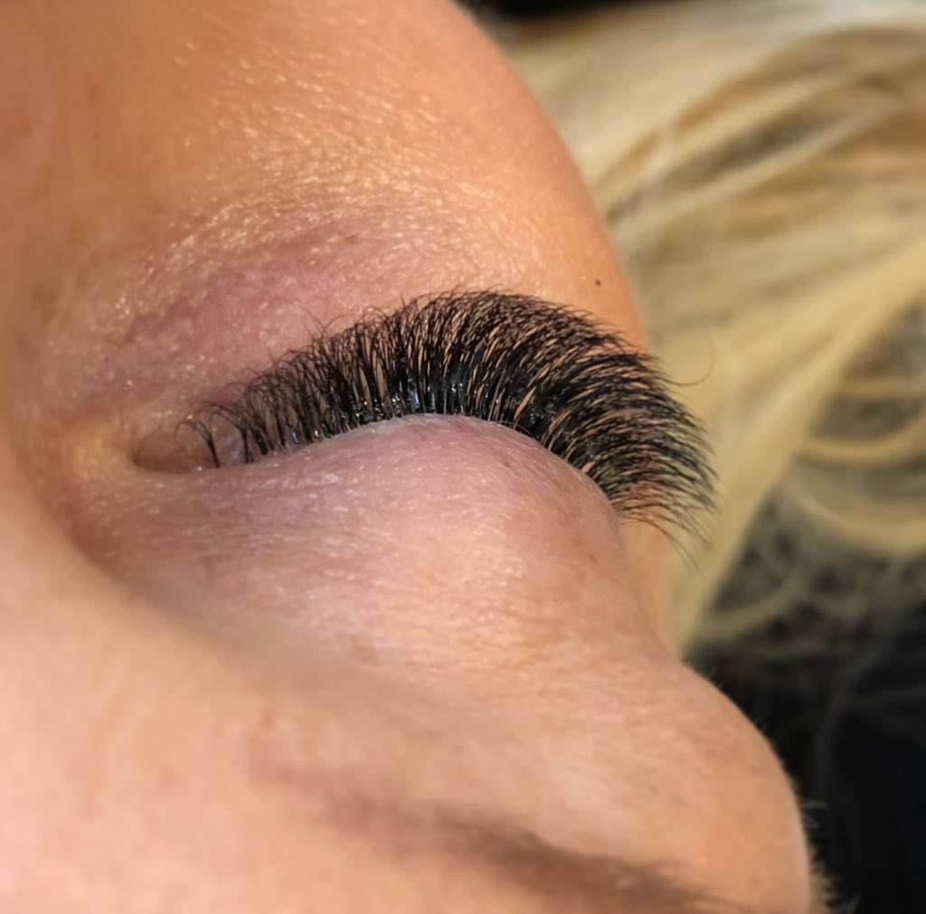 luxurylashemily's tweet photo. This lovely lady’s first time with lash extensions ready for her hen do 😍
Russian Volume.
3rd picture is the before pic ➡️
#LashesbyEmilyUK #lashextensions #lashesmk 🖤 https://t.co/e4SIkNFOTf