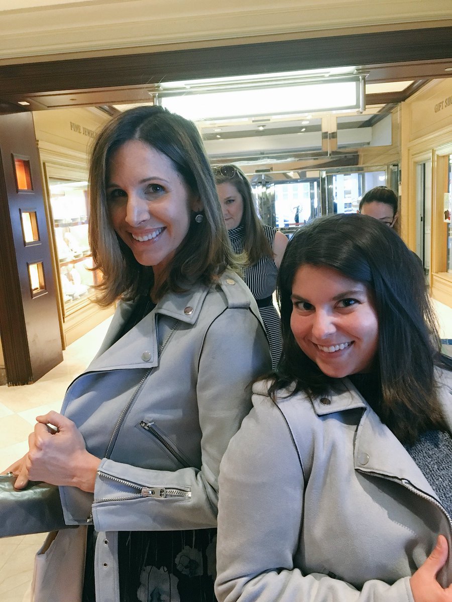 hblackington's tweet image. Twinning with @FortuneMagazine’s @leighgallagher at #Matrix18. Great to meet you, love your taste in jackets 🤗