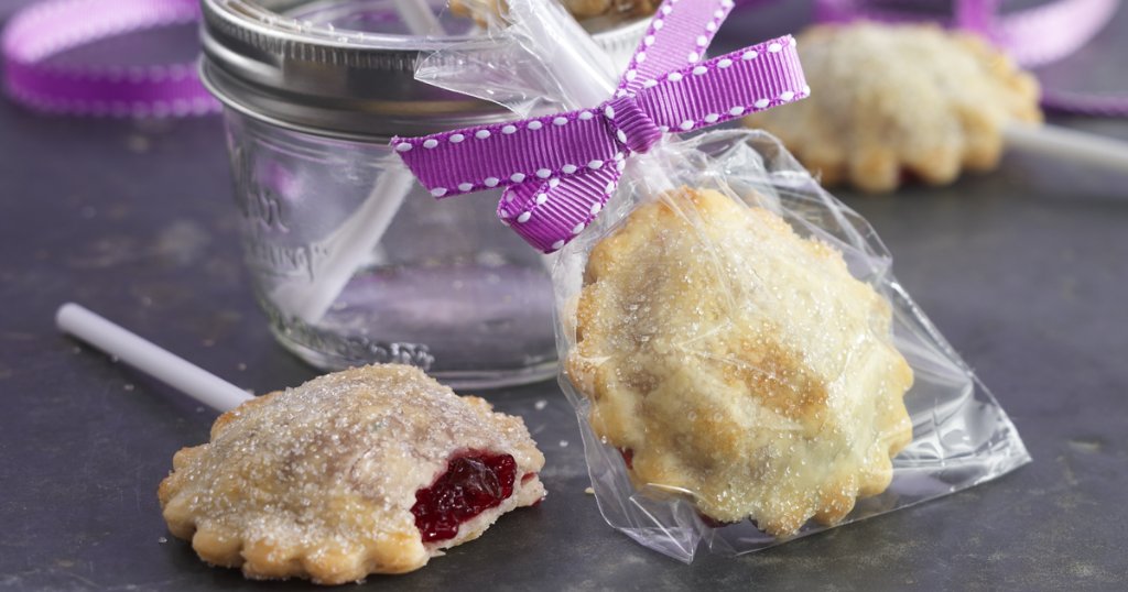 OceanSprayInc's tweet photo. A pie ALL to yourself!? What better way to up your #Spring celebration game than to bring personal pie pops to the party? Try our Rustic Cherry #PiePops #recipe with any of your fav cranberry juice blend flavors: https://t.co/vyGDfVmROR https://t.co/ZU3Mllcx33