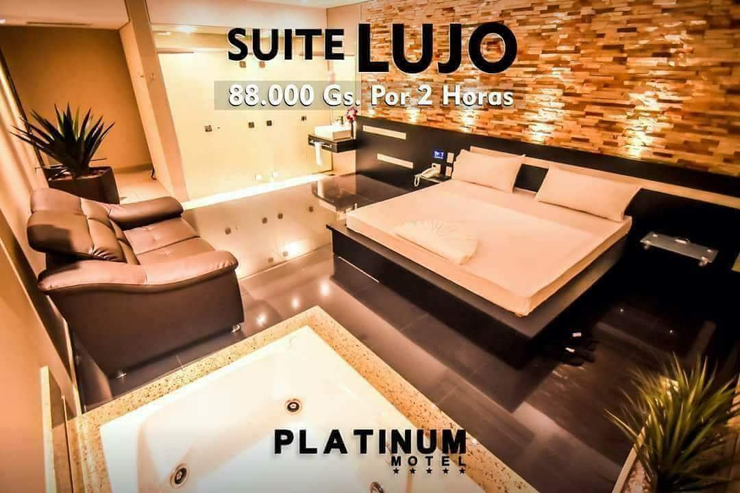 SUITE LUJO 2 horas por 88.000 Gs.
Vení y disfruta de todo el lujo y confort que esta increíble habitación con hidromasaje te ofrece!! 
MOTEL PLATINUM ⭐⭐⭐⭐⭐
Ubicación: goo.gl/maps/bZ8vuc3hn…
Cel.: 0984 444 579
Tel.: (021)680494/5
Consultas al DM.