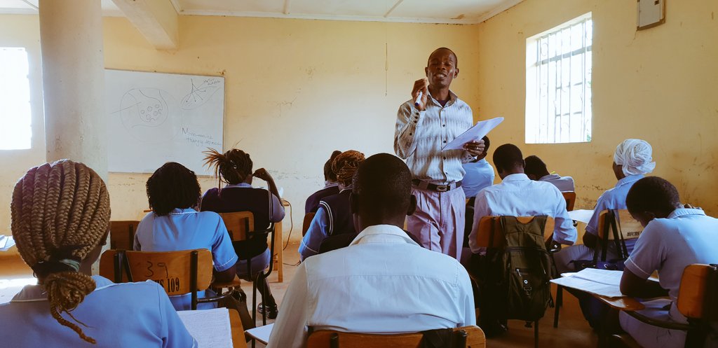 Chris_ESF's tweet photo. Great to see a bit more of the nursing school and sit in on a lesson today #backtoschool @MatibabuKenya with @Beth_ESF @Alison_ESF @Harriet_ESF #ESFKenya18 #lifelonglearning https://t.co/9TIV7DsRNb