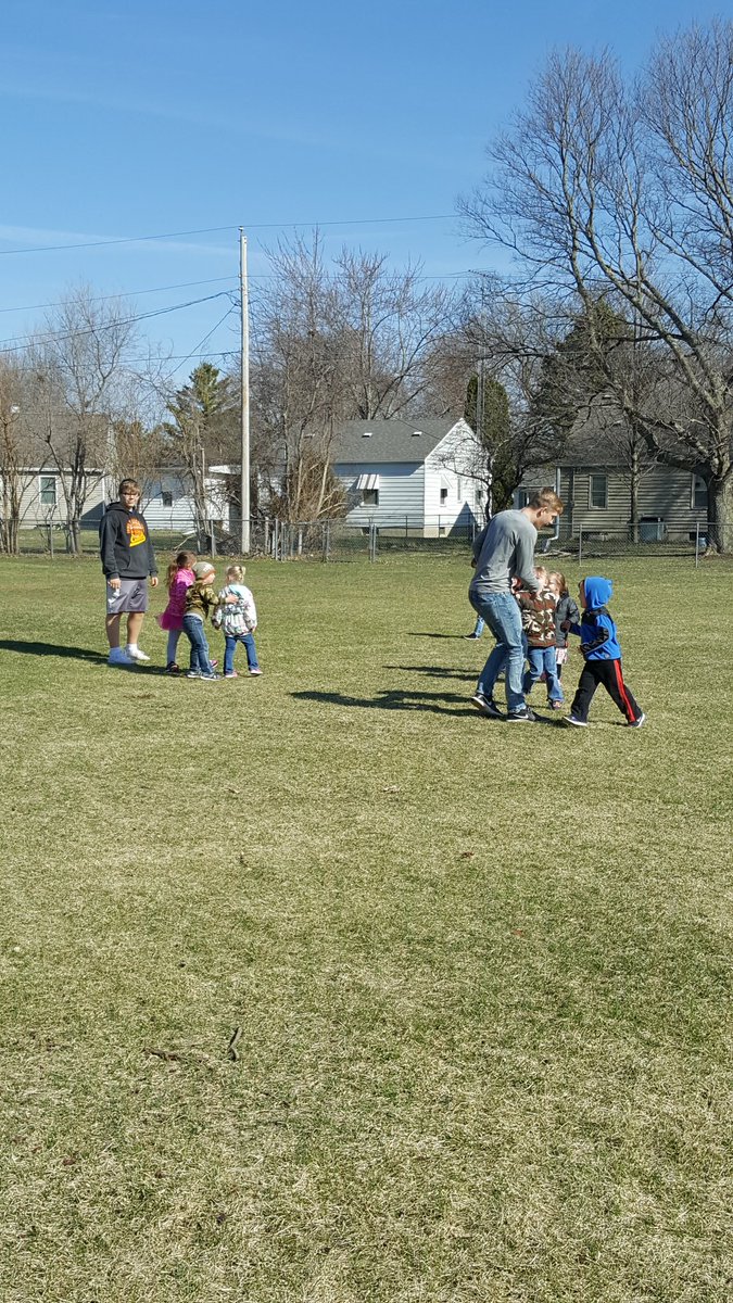 SLMesch's tweet photo. Earth Day 2018. I'm really going to miss these kids!!! https://t.co/OO4cCdN06X