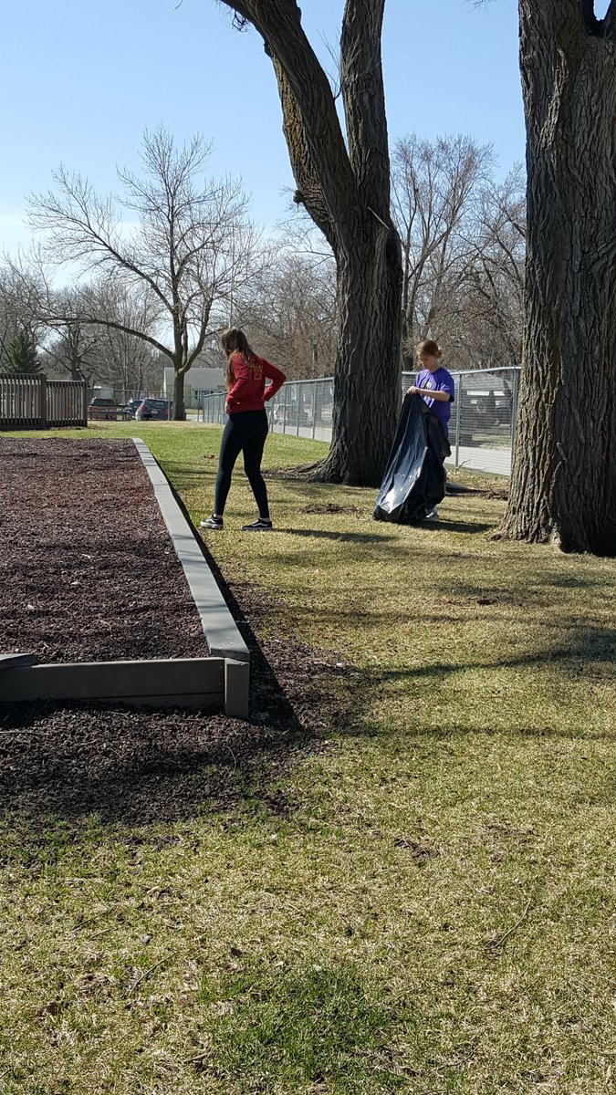 SLMesch's tweet photo. Earth Day 2018. I'm really going to miss these kids!!! https://t.co/OO4cCdN06X