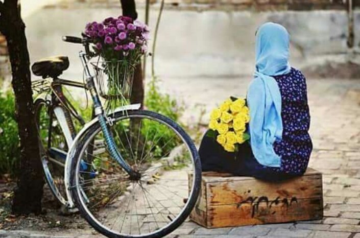 قاصـیدێ گـەربێ و لەتۆ بێـنێ سەلام و بێتە لام
ژێری کـەوشی مـاچەکـەم قوربان بە تۆز و گەردەوە