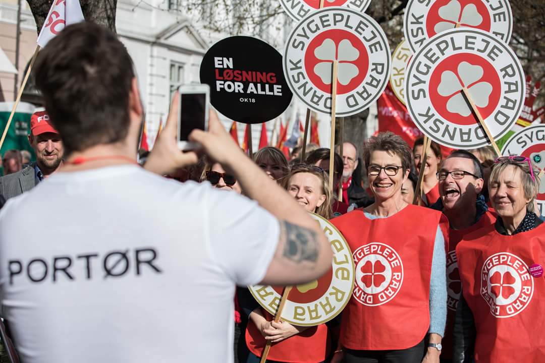 AFrankner's tweet photo. Til XL-faneborg i dag, foran forligsinstitutionen. En fed stemning med fed musik og gode taler! Her får jeg lige æren af at tage et par billeder af min skønne kæreste @TheDanishNurse og hendes kolleger fra DSR, samt @GreteGc, formand for DSR 🚩📢

#ok18 #dkpol #enløsningforalle https://t.co/Ok0PC4eQmX