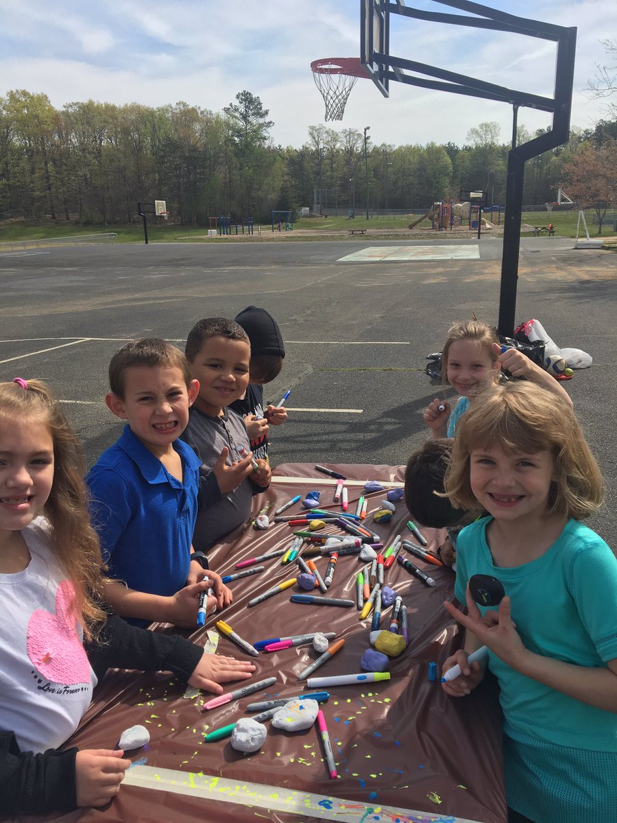 Celebrating #EarthDay18 with our second graders. Trash pick up, kindness rocks, recycle relay, pollution race, and a picnic lunch! <a href="/Poca_ES/">Tom Sulzer</a> <a href="/2bteachn3/">Carol Beach</a> <a href="/kt_bates/">Katie Bates</a> #makeadifference #LoveOurPlanet