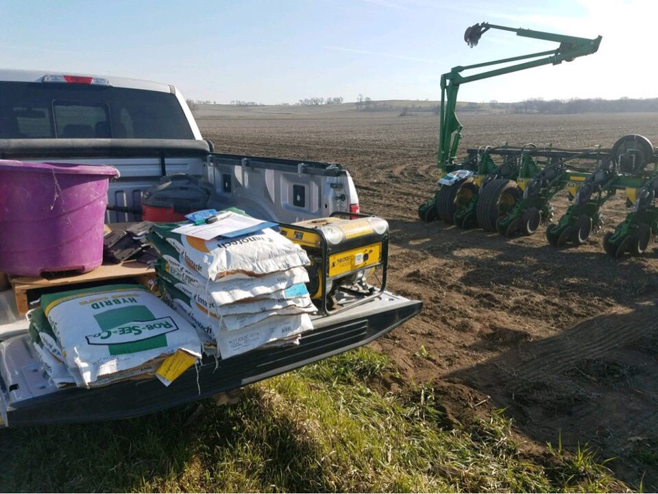 RobSeeCoIA's tweet photo. Plot season is finally here! 🙌🏼Planting today in SW Iowa. #robseeco #Plant2018 #Planting18 #plotseed #seedtweet #corn https://t.co/73wwx4U9a7