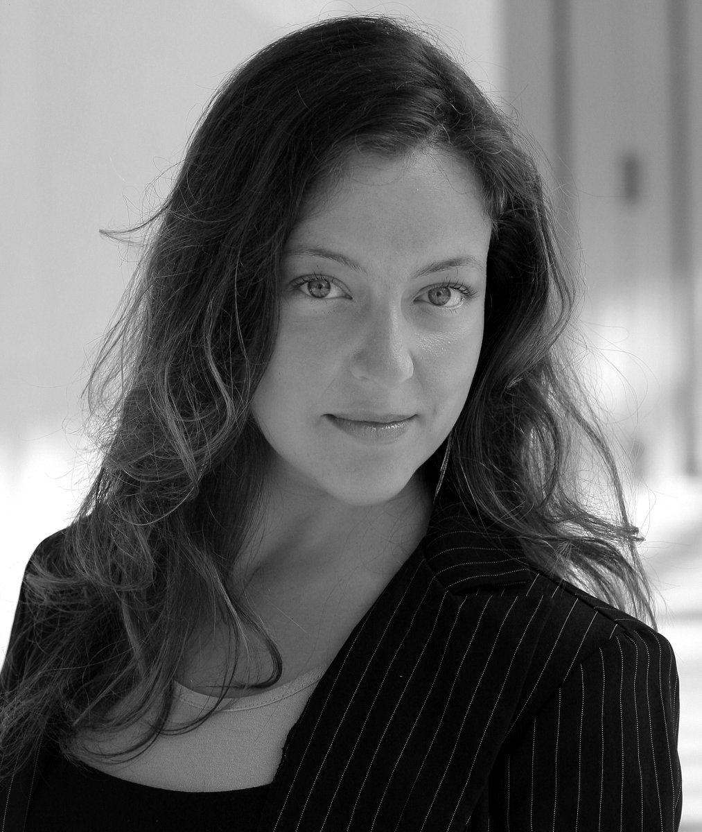 Nombre de participants limité!Inscription rapide conseillée ci-dessous! Guila Clara Kessous est une de nos intervenants de la soirée "Arts et émergences"du 25/04.Artiste de l'UNESCO pour la Paix,elle illumine de sa présence le monde du théâtre,du sacré,de pédagogie et du business