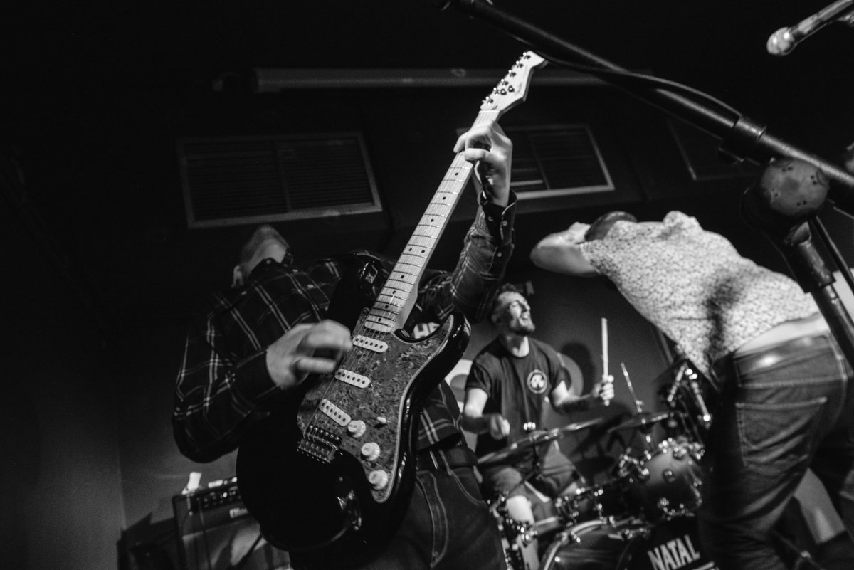 leaderband's tweet photo. 21.04.2018 🔥 

Jericho Tavern, Oxford 

📷 - @ShotByBrock_ https://t.co/Ao6yTJJIxE