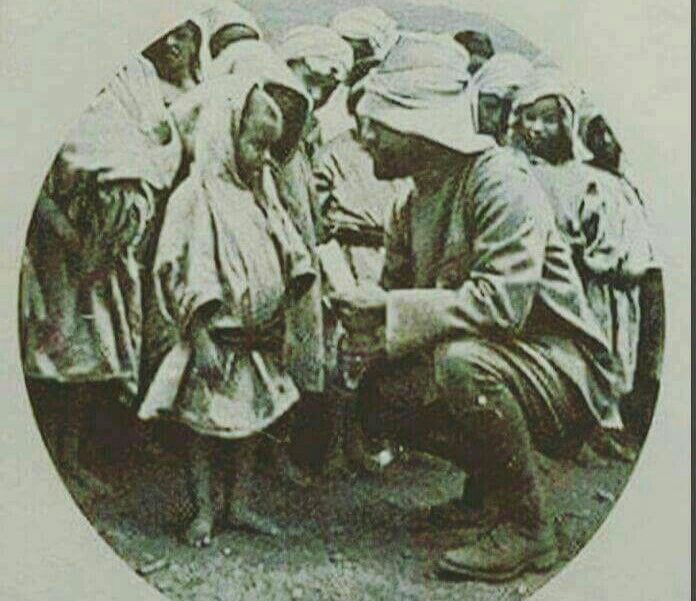 FiiTarih's tweet photo. Dünyanın karşısında eğilmedin,
Yoksul bir çocuğun önünde eğildin..
Budur seni yücelten. https://t.co/srp27pz1lk