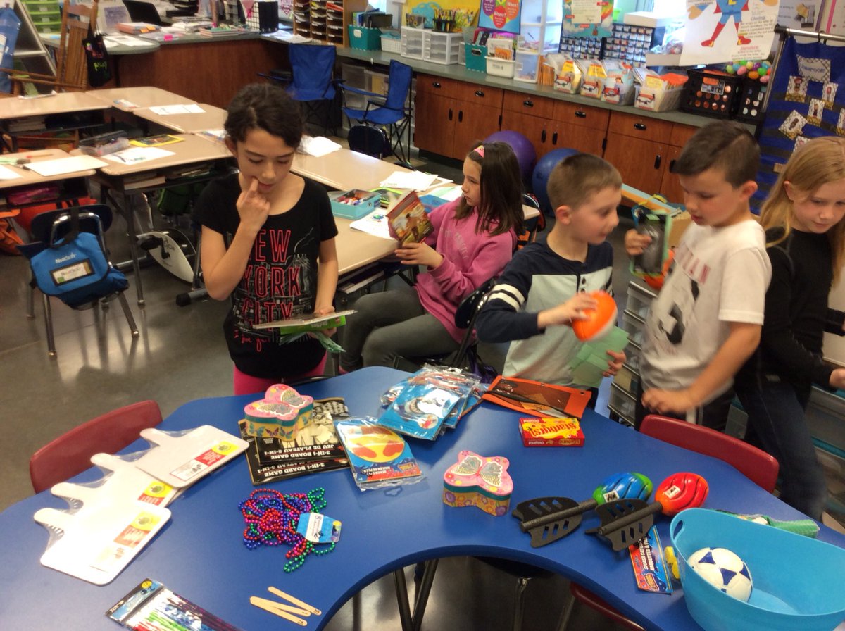 DiscoveryEleme1's tweet photo. What better way to learn about adding/subtracting money, than to earn it and spend what you earned!
#classstore #hadfunspending #earn #tradecoins #DES @Lembeck2nd https://t.co/oeWfGmwMfD