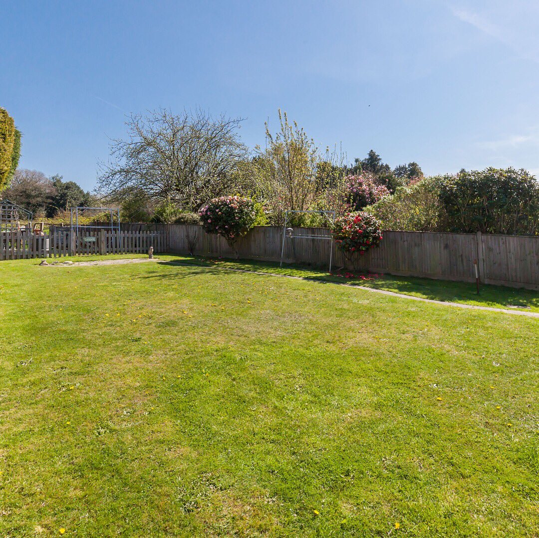 keyproperty1066's tweet photo. A few pictures of a #newlisting in Sedlescombe. That view is beautiful and it even has a balcony, perfect to sit and enjoy it. -
-
-
#forsale #sedlescombe #view #kitchen #garden #bungalow #culdesac #new #readytoview #theKEYtoyournextmove https://t.co/vwQBYpgcAb
