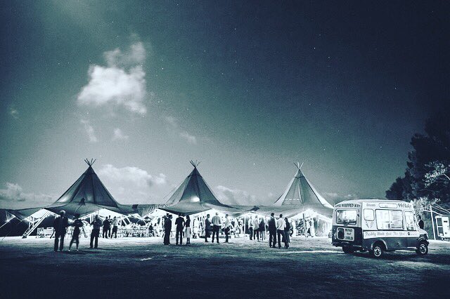 RubyIceCreamVan's tweet image. Wedding ice cream dessert service 🍦
#bnefoodtrucks #teepeewedding #icecreamvan