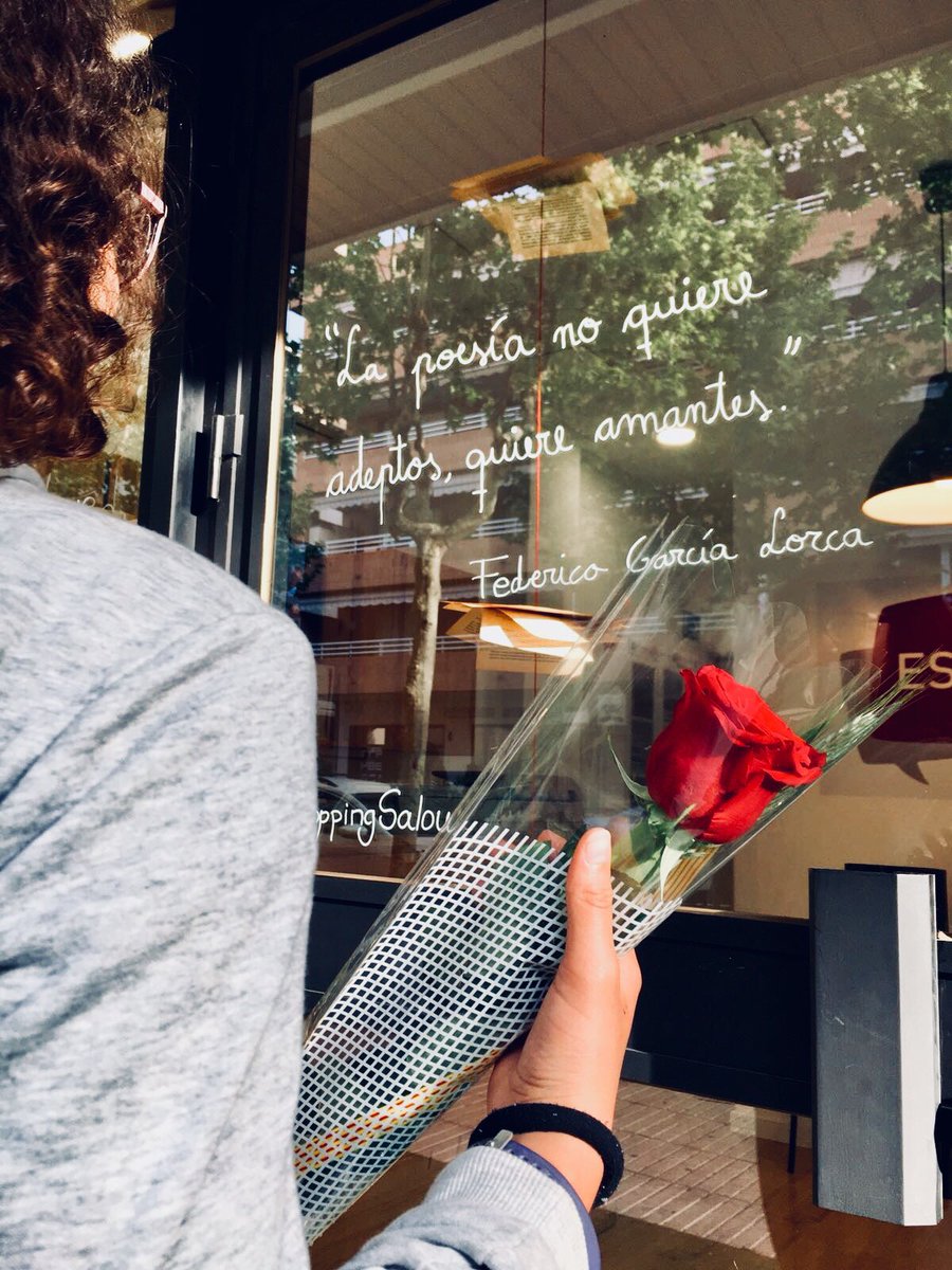 EscolaInnova's tweet photo. “La poesía no quiere adeptos, quiere amantes.” Federico García Lorca 📚 #federicogarcialorca #salou #feliçsantjordi #love #shoppingsalou #EscolaInnova #DiaInternacionalDelLibro #SanJorge2018 #23Abr https://t.co/BPDDQcJAFv