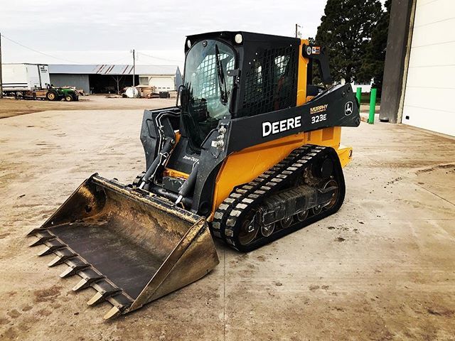 FleetRight's tweet photo. Transferable EXTENDED WARRANTY! 1 of 2 - 2017 Deere 323E’s selling May 2nd via @auctiontime - 3 year/3000 hour manufacture warranty • • • • #johndeere #auction #warranty #heavyequipment #skidsteer #loader #construction #equipment #FleetRight via Flee… https://t.co/TeyrnU28hb https://t.co/owgdC8JFDI