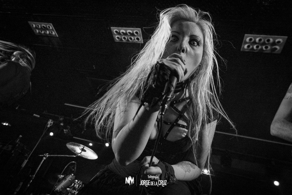 PatySynlakross's tweet photo. Screaming from the depths of hell!
Damn! Today I was recording the #newalbum and I'm very proud with the results. I sound like a crazy witch! Who wants to hear something?
Pic by Jorge De La Cruz
#synlakross #crazywitch #metasinger #metalhead #metalgirl #metal #melodeath https://t.co/5zfbAQZ22Z