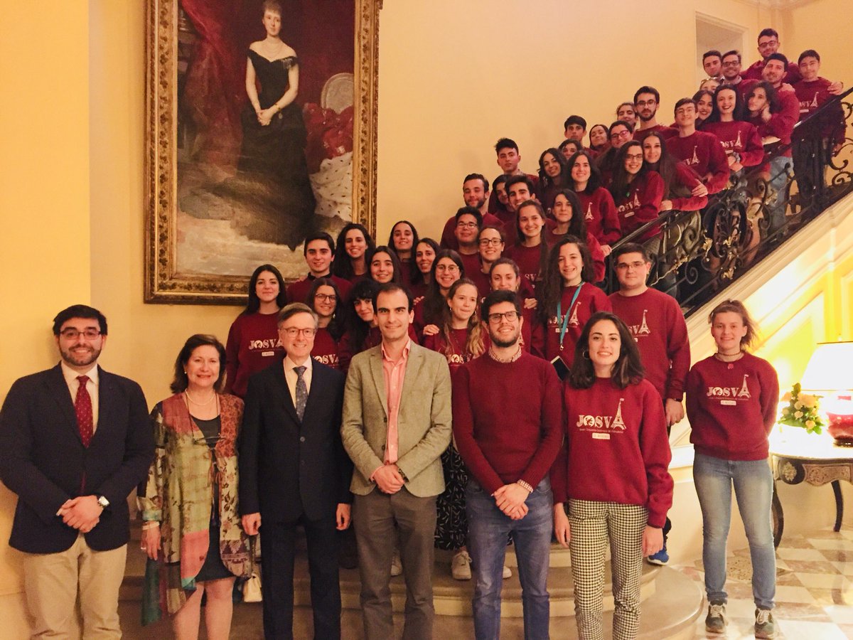 JOSValladolid's tweet photo. El embajador de España en París, Fernando Carderera, y su mujer, despiden a la JOSVa al término de su Gira en Francia con una recepción oficial en su Residencia. 🎵👍

Gracias por tan agradable y cariñosa atención. 🇫🇷🇪🇸 https://t.co/QDDlwcZS6H