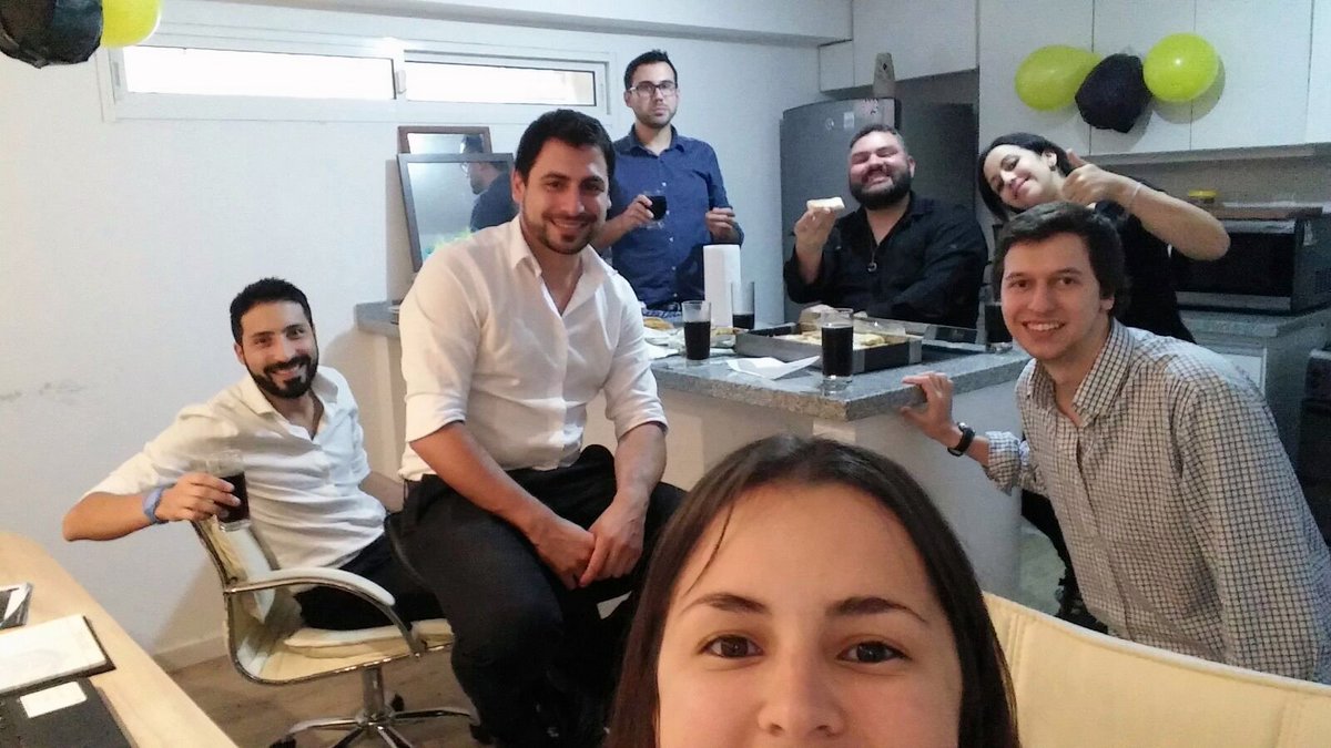 Bproit's tweet photo. Almuerzo de cumpleaños, festejando al técnico más benjamín del equipo.
¡Feliz cumple Feli!
#BproIT #InspiredToBePro #Team #HayEquipo https://t.co/pyXFZUG6Iu