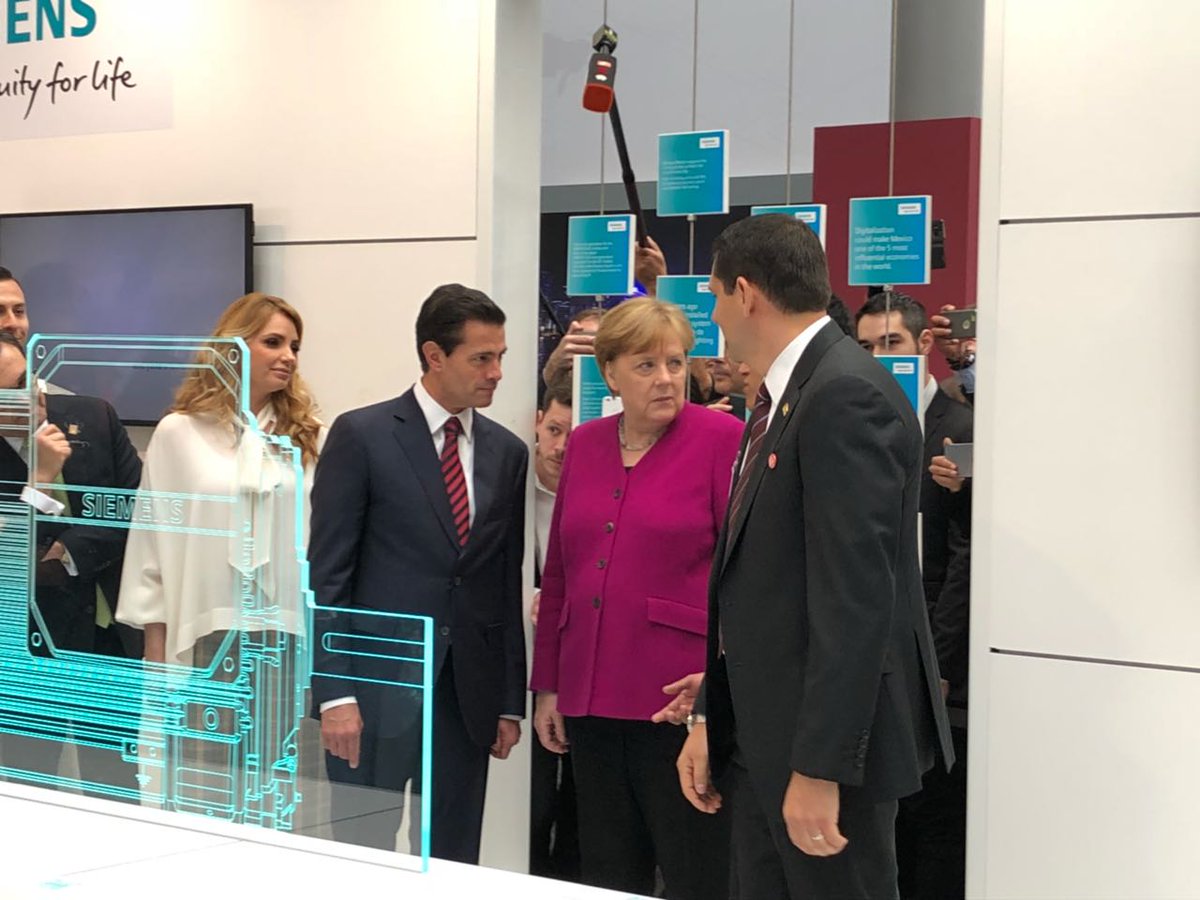 Siemens_Mexico's tweet photo. #SIMOTICS SD200 NEMA, el motor diseñado en México que tendrá una distribución mundial, fue presentado a @EPN y Angela Merkel al inicio de #HannoverMesse #HM18 #SiemensMexico Conoce más de él en: https://t.co/kYTLJgYjIh https://t.co/xJHK7YuCEz