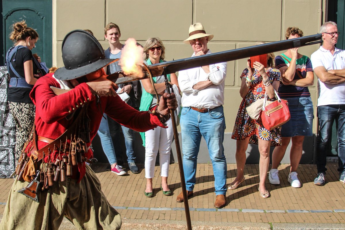 VestingdagenNNL's tweet photo. Herr Rabenhaupt komt terug in Groningen op achtentwintig augustus!

Flashmob bij Taveerne Rabenhaupt! 
18u, 19u, 20u, 21u! 
Met dank aan Kostuumverhuur Groningen en de input van De Slag Om Zoutkamp! https://t.co/nknG4W0bGZ